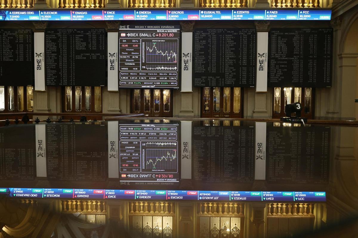 Un panel del Ibex 35 en el Palacio de la Bolsa.