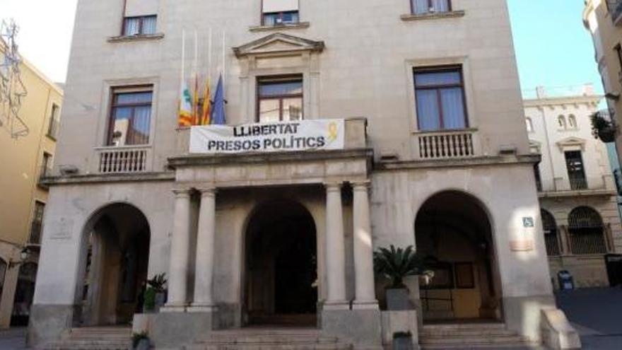 La façana de l&#039;Ajuntament de Figueres amb la pancarta dels presos (arxiu)