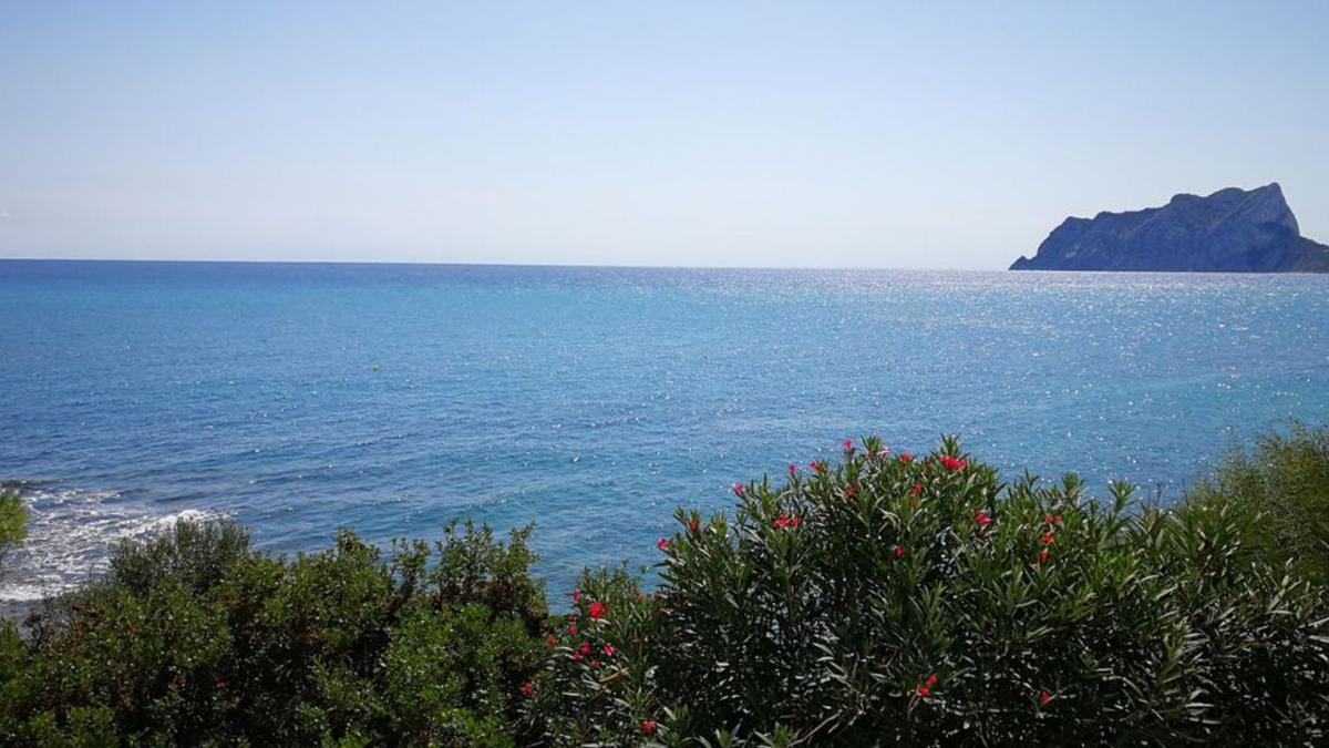 Cala Baladrar con vistas al Peñón de Ifach | MAR VIVES