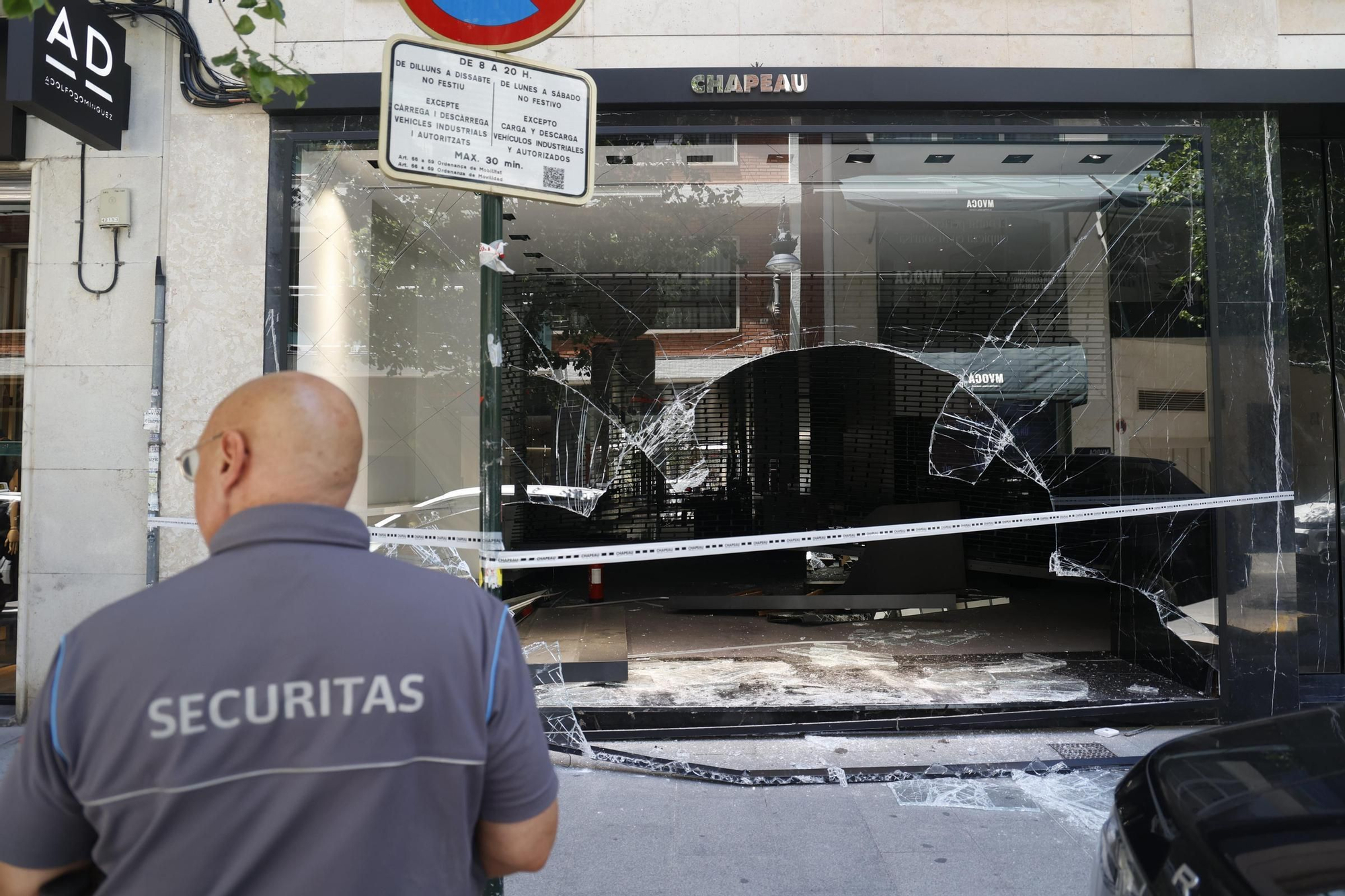 Así ha quedado la tienda Chapeau, en València, tras el alunizaje
