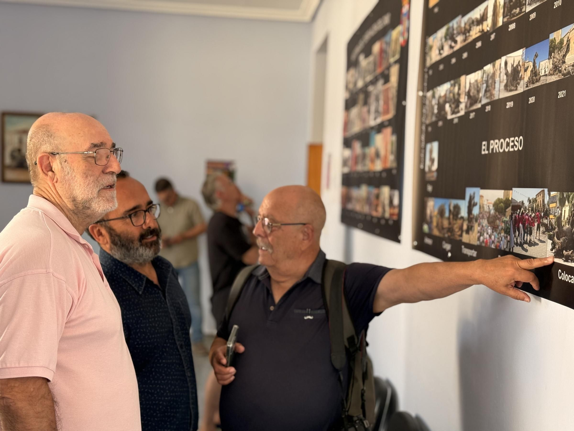 El presidente de la Diputación de Cáceres, Miguel Ángel Morales, visita la localidad de Aldea del Cano, acompañado por su alcalde, Miguel Salazar.