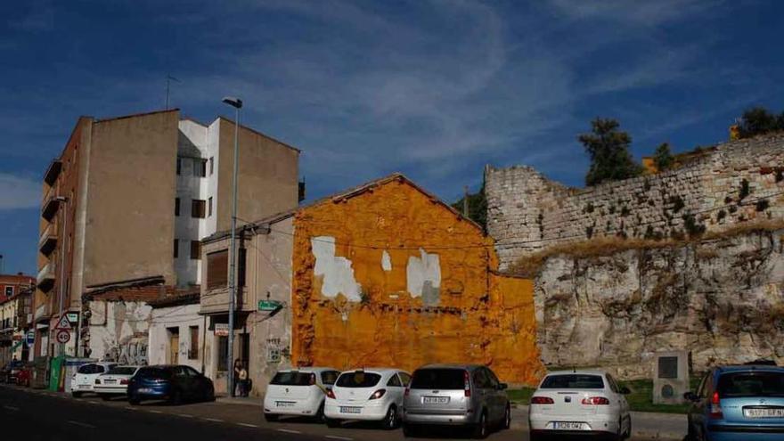 Inmuebles situados frente a la muralla que están pendientes de expropiación.