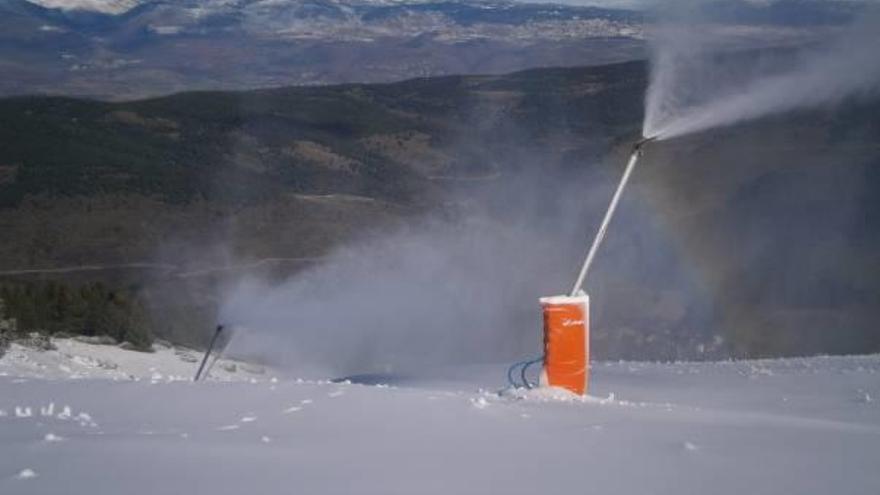 Canons de neu en una de les pistes de les cotes altes de la Molina