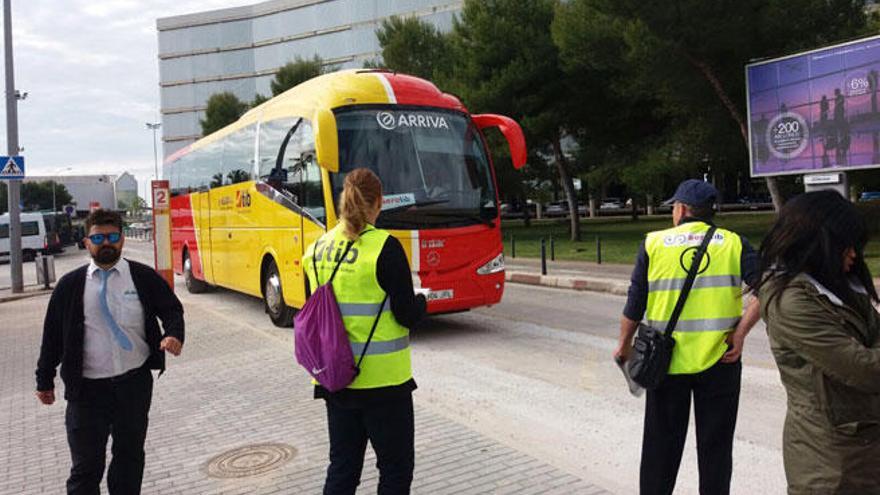 Autobuses vacíos en el estreno de las dos primeras líneas turísticas del aeropuerto