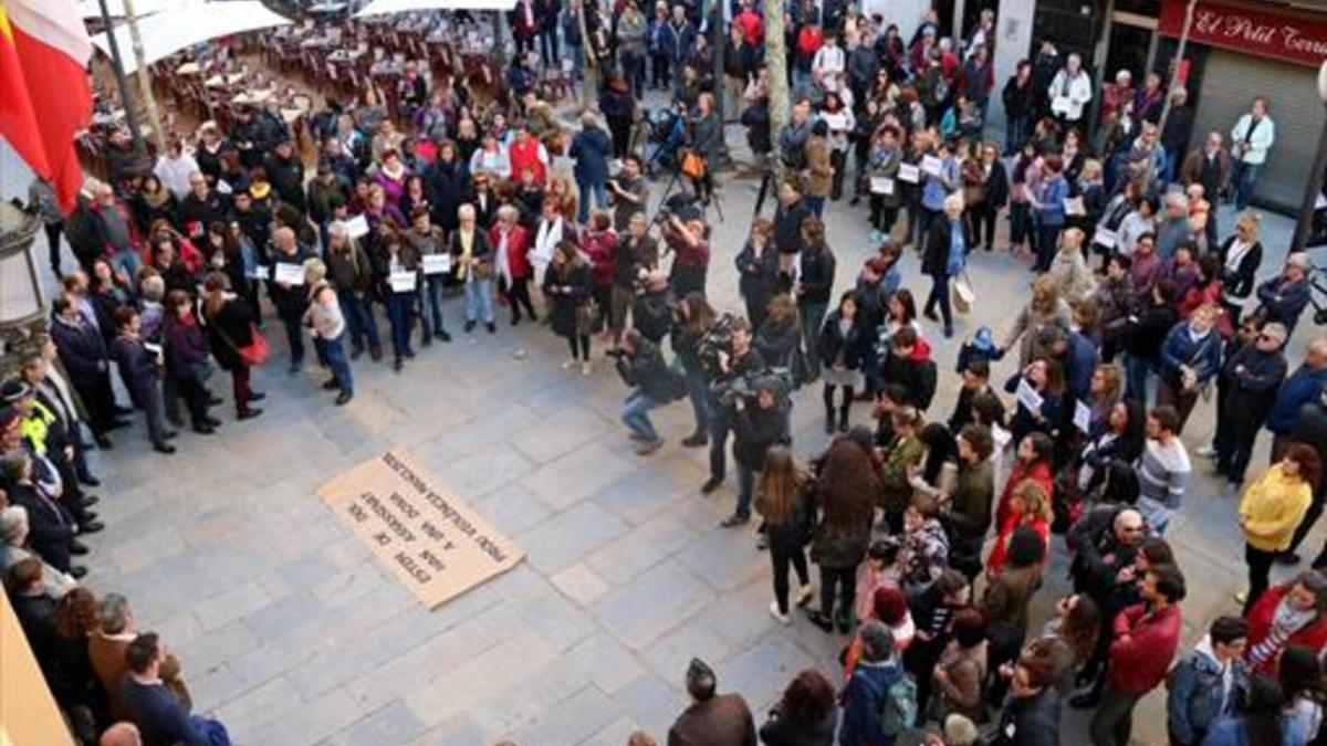 Conmoción 8Minuto de silencio, ayer, en el centro de Blanes, por el asesinato de Patricia.