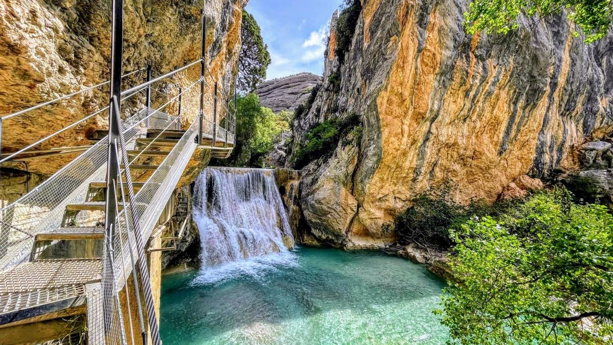 Pozas azul turquesa, cuevas y pasarelas colgantes: así es la ruta de senderismo más espectacular de Aragón