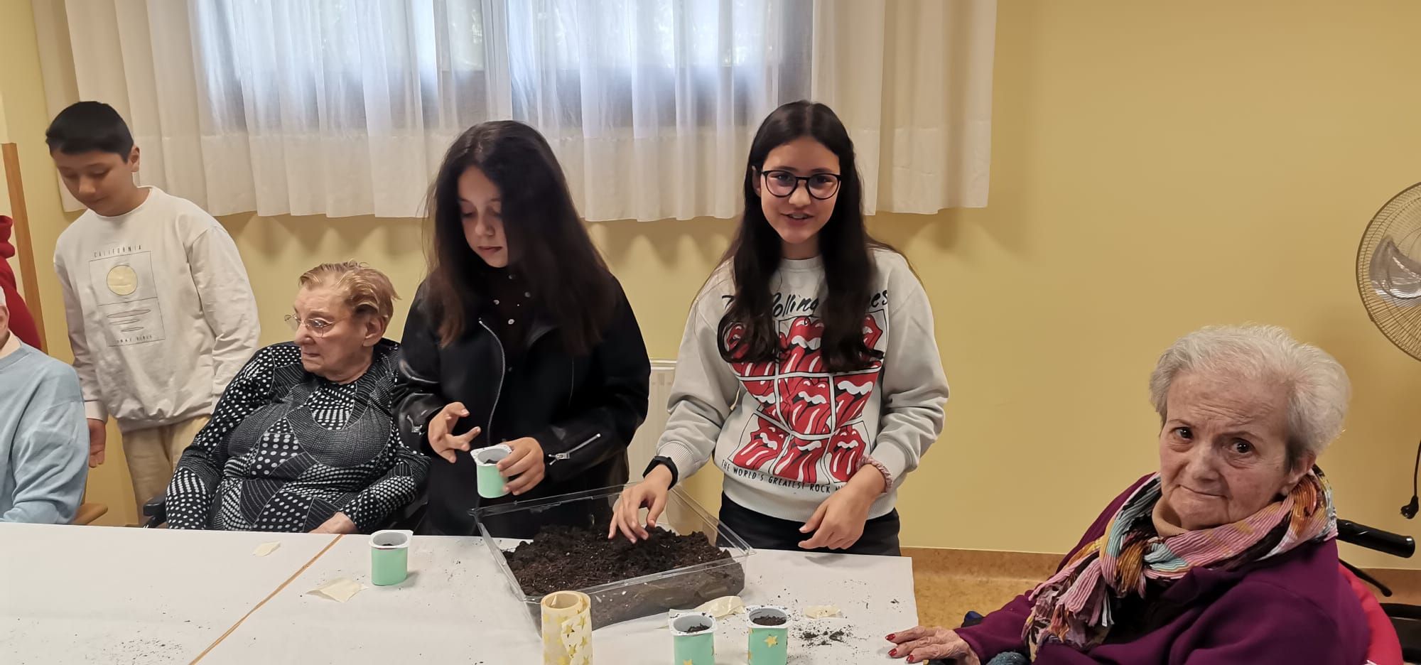 El colegio Asturias y la residencia Clara Ferrer conciencian sobre el lavado de manos (en imágenes)
