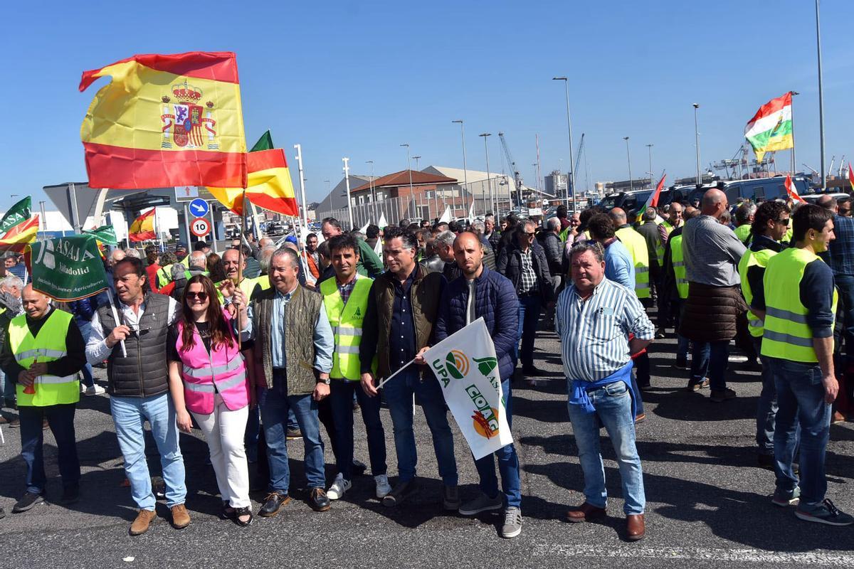 Protestas de agricultores en el puerto de Santander.