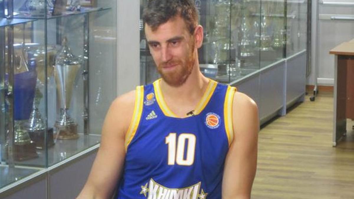 Víctor Claver ya posa con la camiseta del Khimki