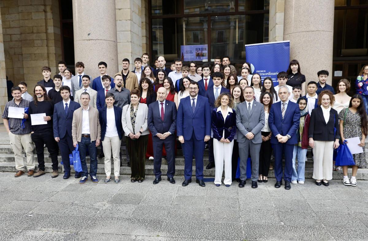 Entrega de los "Premios extraordinarios" de Educación en el teatro de la Laboral