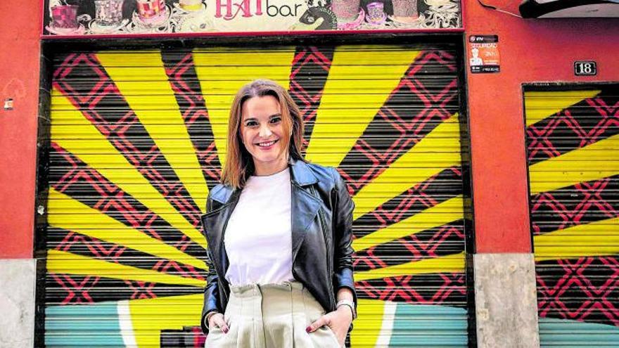 Kampfansage an die Sozialisten: Oppositionsführerin Marga Prohens ließ sich vom „Diario de Mallorca“ vor der Hat Bar fotografieren.
