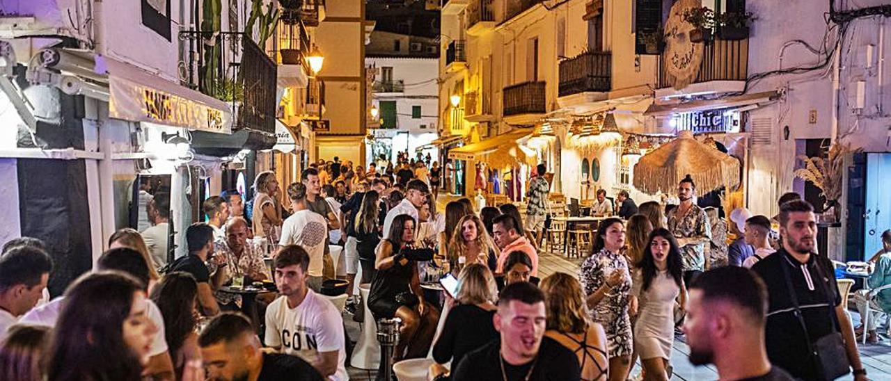 Aglomeraciones y fiesta este verano en el puerto de Vila tras el cierre de los bares