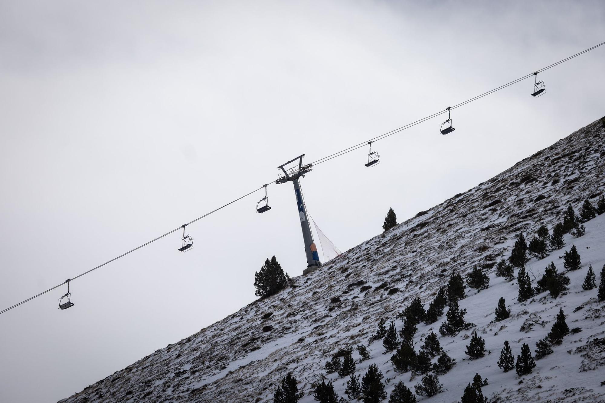 En imágenes | Así ha quedado la estación de Astún tras el accidente de un telesilla