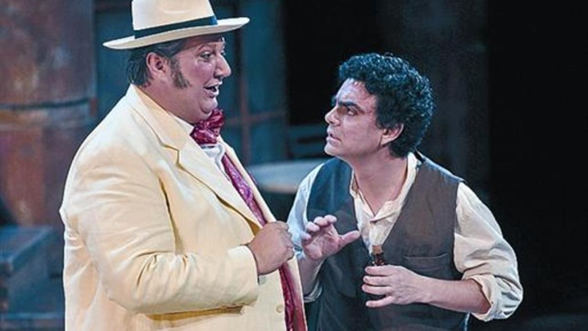 Ambrogio Maestri (izquierda) y Rolando Villazón, en 'L'elisir d'amore'.