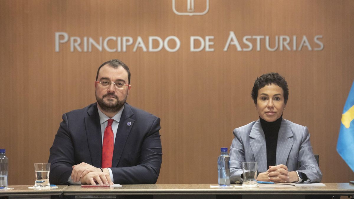 El presidente del Principado de Asturias, Adrián Barbón, y la secretaria de Estado de Transportes, Movilidad y Agenda Urbana, Isabel Pardo de Vera, durante una reunión el 24 de enero de 2023, en Oviedo.