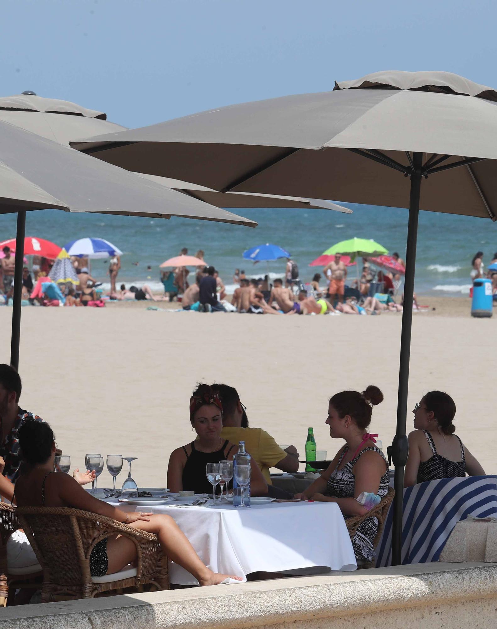 La playa y las terrazas, de nuevo, llenas