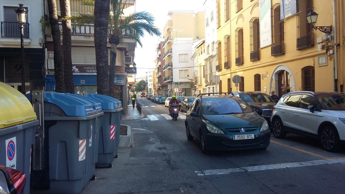 La calle de les Carmelites, en su confluencia con la plaza de la Vila, junto al ayuntamiento.