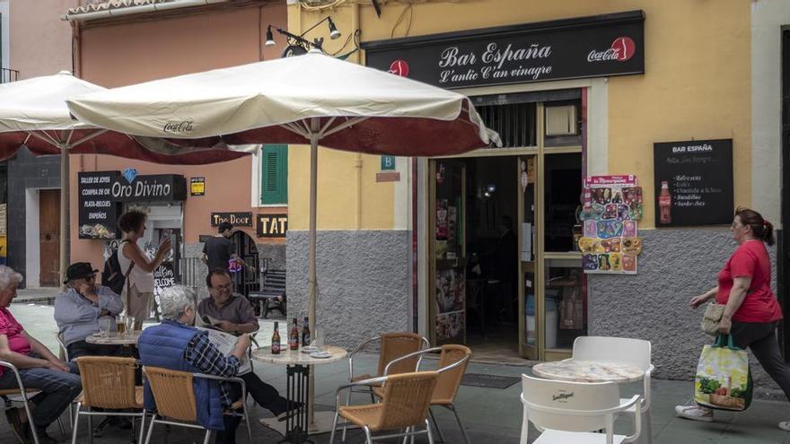 La mayoría de bares de Mallorca vuelve a dejar fumar en sus terrazas aunque &quot;a verlas venir&quot; por si hay quejas