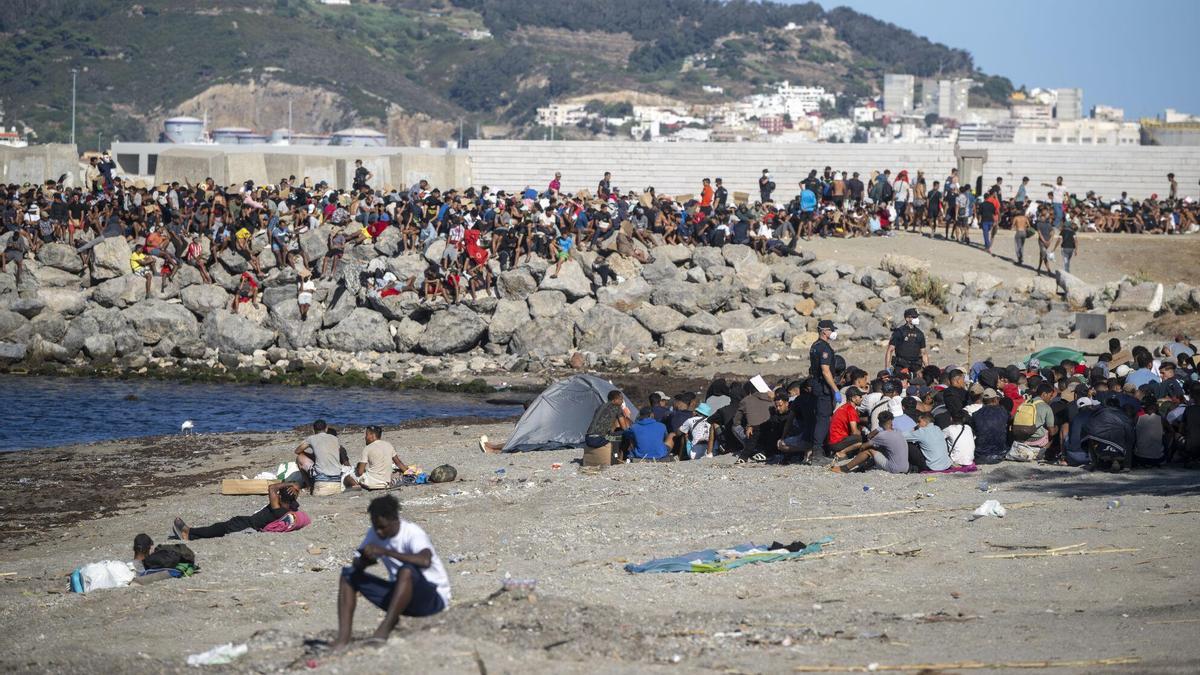 CRISIS MIGRATORIA | Miles de migrantes siguen en las calles de Ceuta tres semanas después de la entrada masiva