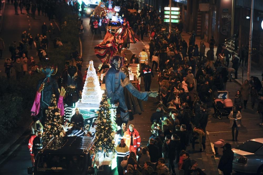 Los Reyes Magos recorren la ciudad desde O Castrillón hasta la plaza de María Pita.