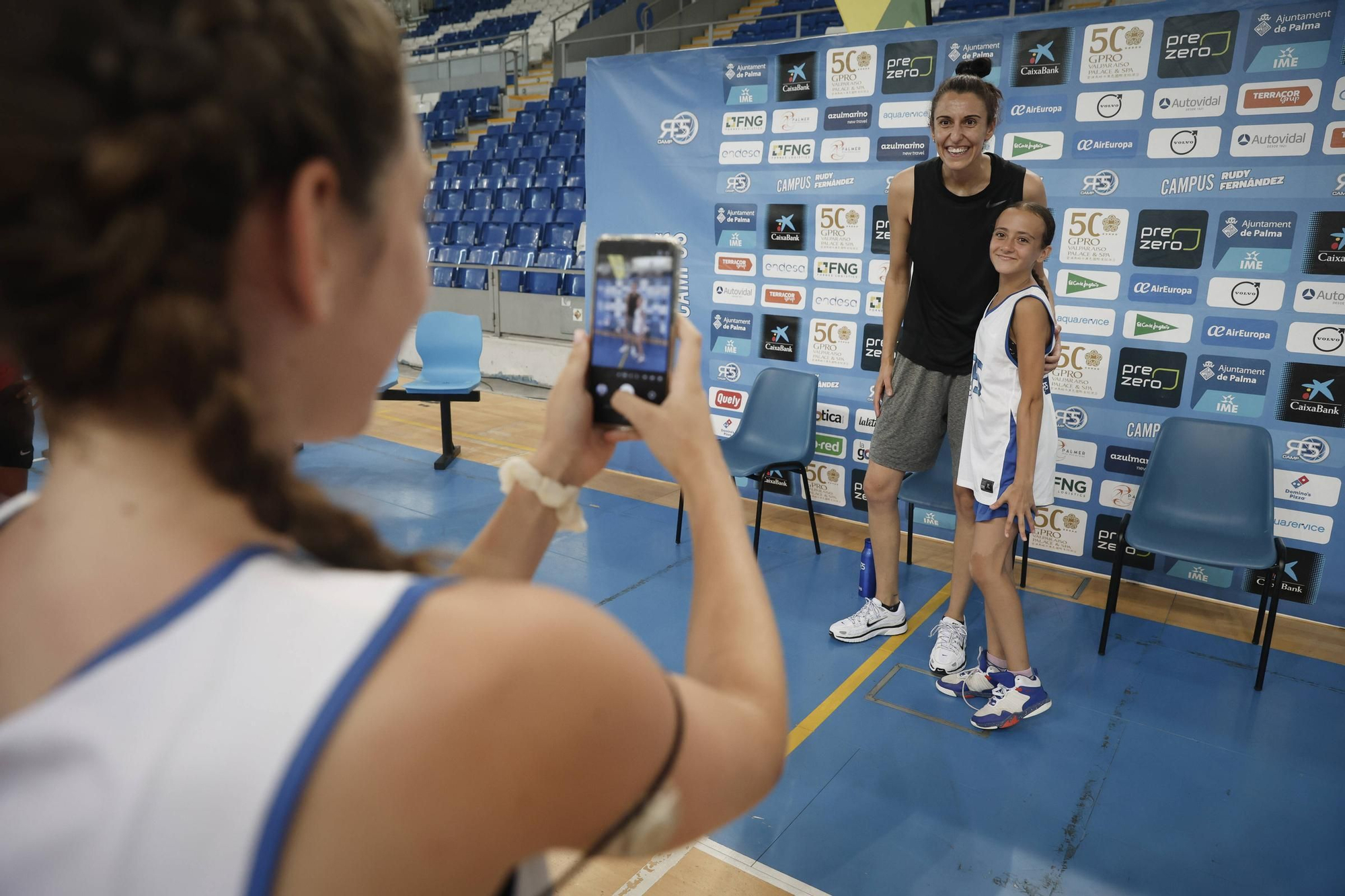 Alba Torrens visita el campus de Rudy Fernández en Son Moix