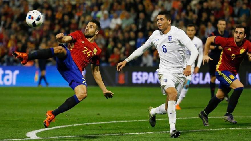 Mario, a punto de conectar el remate de volea y a la media vuelta que supuso el primer gol de España ante Inglaterra.