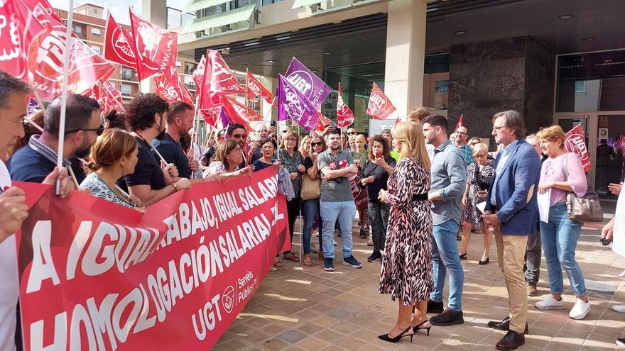 La vicepresidenta Susana Camarero dialoga con los trabajadores de servicios sociales que se manifiestan frente a la sede de Conselleria.