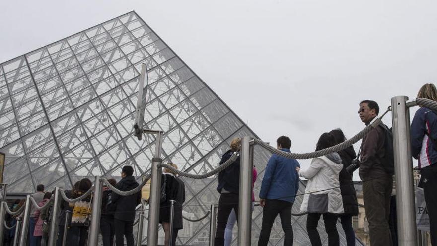 El Louvre ha alertado de la presencia de carteristas en las colas.