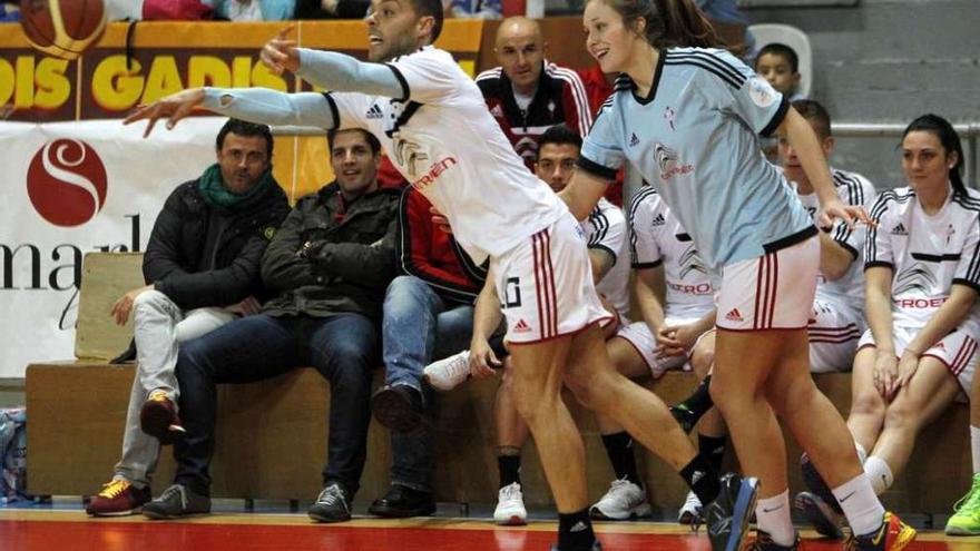 Marta Canella y Sergio Álvarez, durante el partido del año pasado en As Travesas. // José Lores