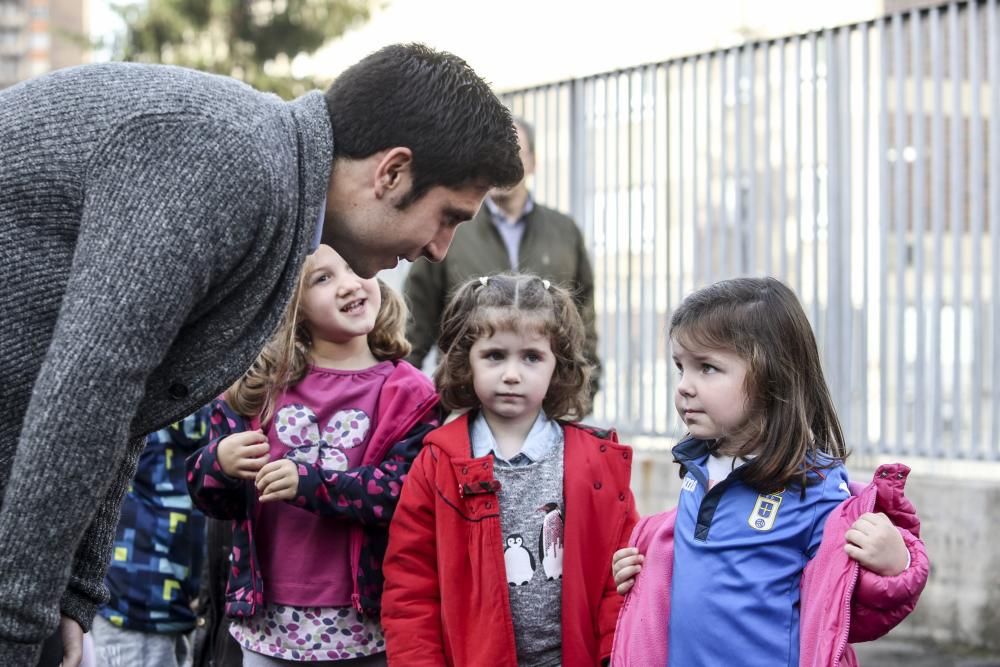 Visita de los jugadores del Real Oviedo, Toché y Héctor, al Colegio Buenavista I