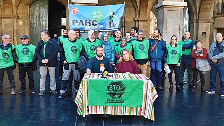 Roda de premsa de la PAHC a la plaça Major de Manresa, ahir. A la taula, Àlex Winfield i Lídia Soler