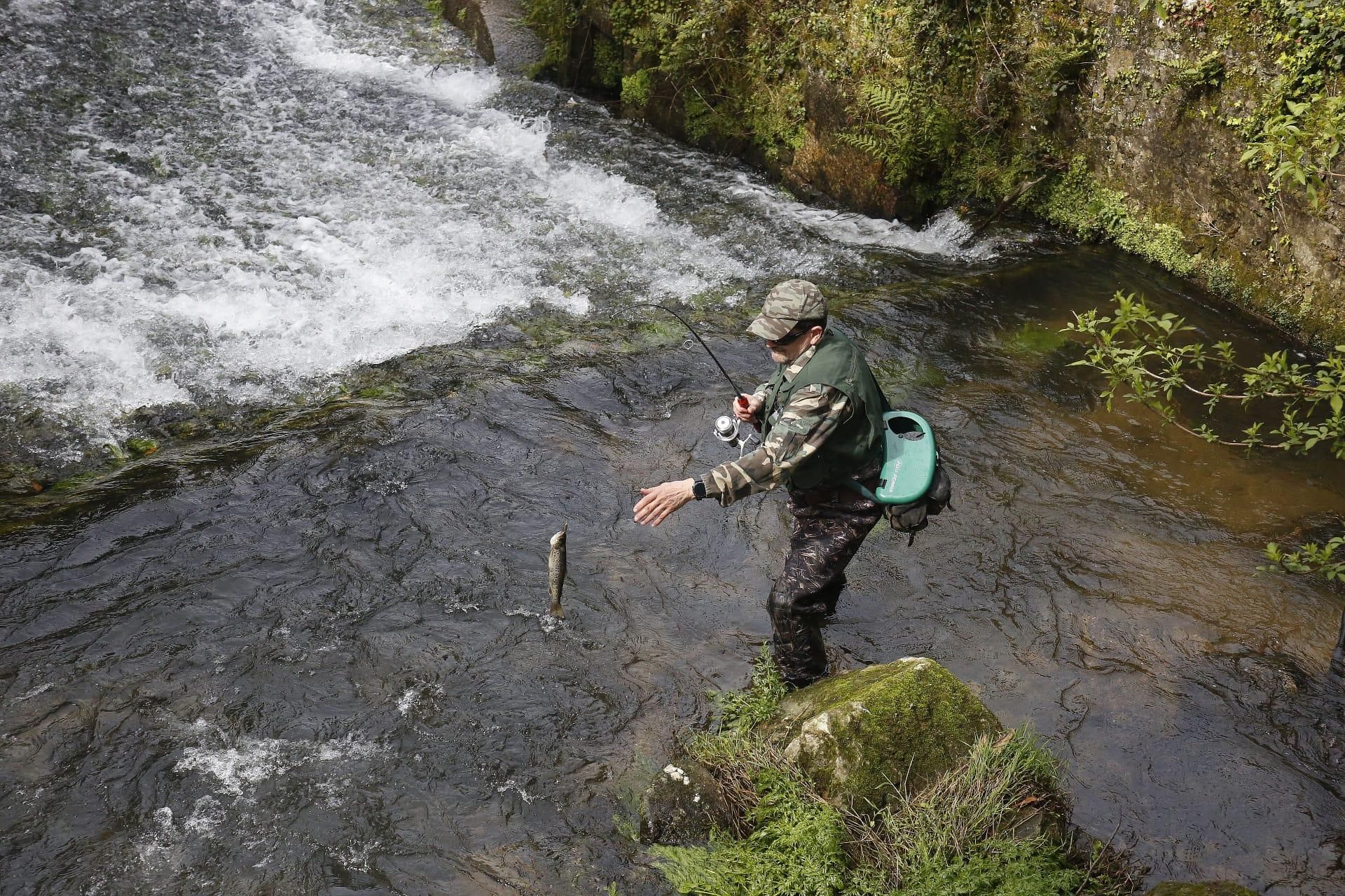 La temporada de pesca continental ha comenzado, pero solo para la trucha, ya que el salmón y el reo esperarán al 1 de mayo.