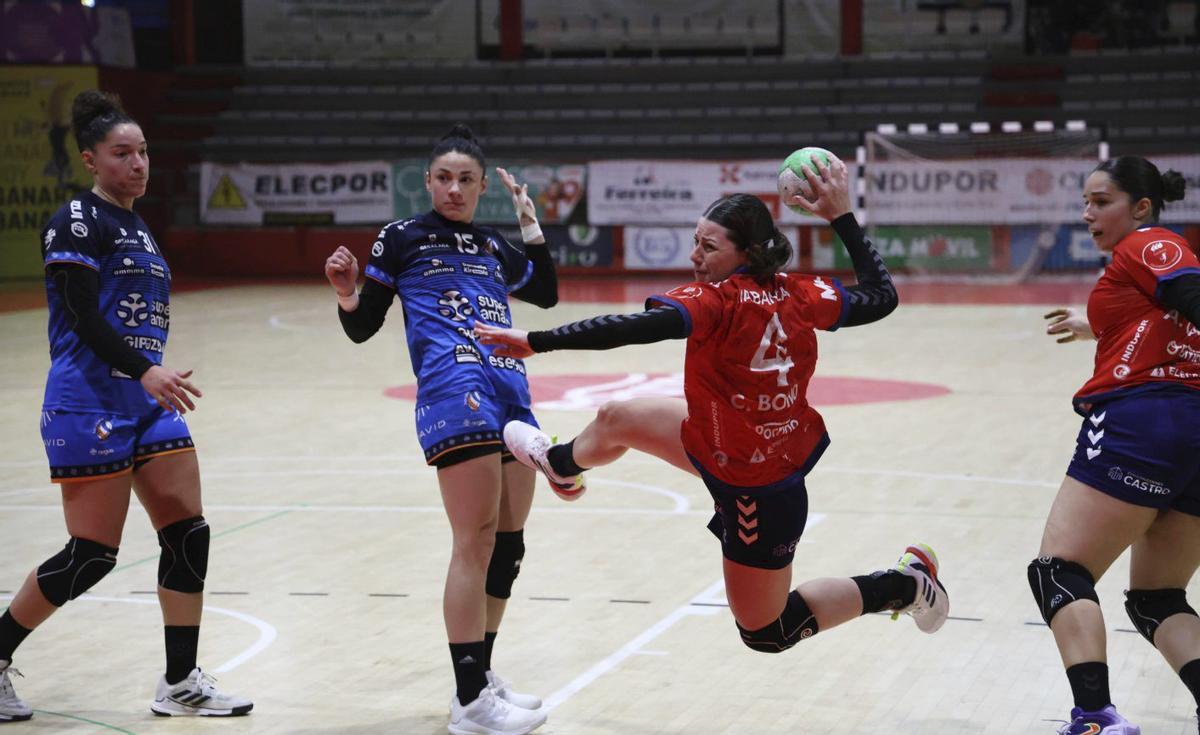 Caro Bono penetra en un partido en Porriño. | ALBA VILLAR