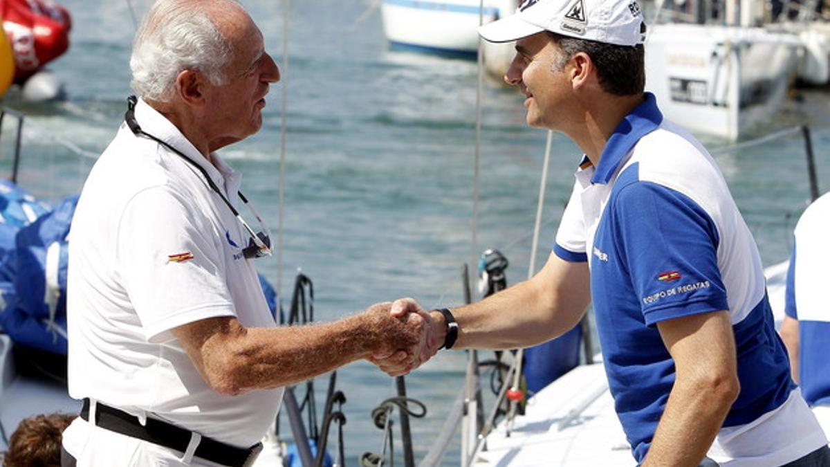 El príncipe Felipe saluda al armador José Cusí al inicio de la primera jornada de la 30ª de la Copa del Rey de Vela, en Palma.