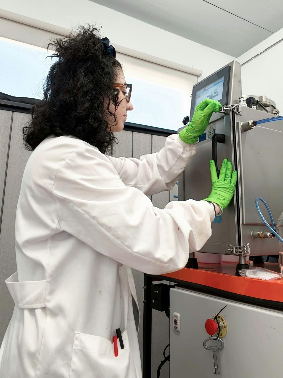 Paula Siñeriz pone en marcha un biorreactor de bandejas en el laboratorio de la UAB.