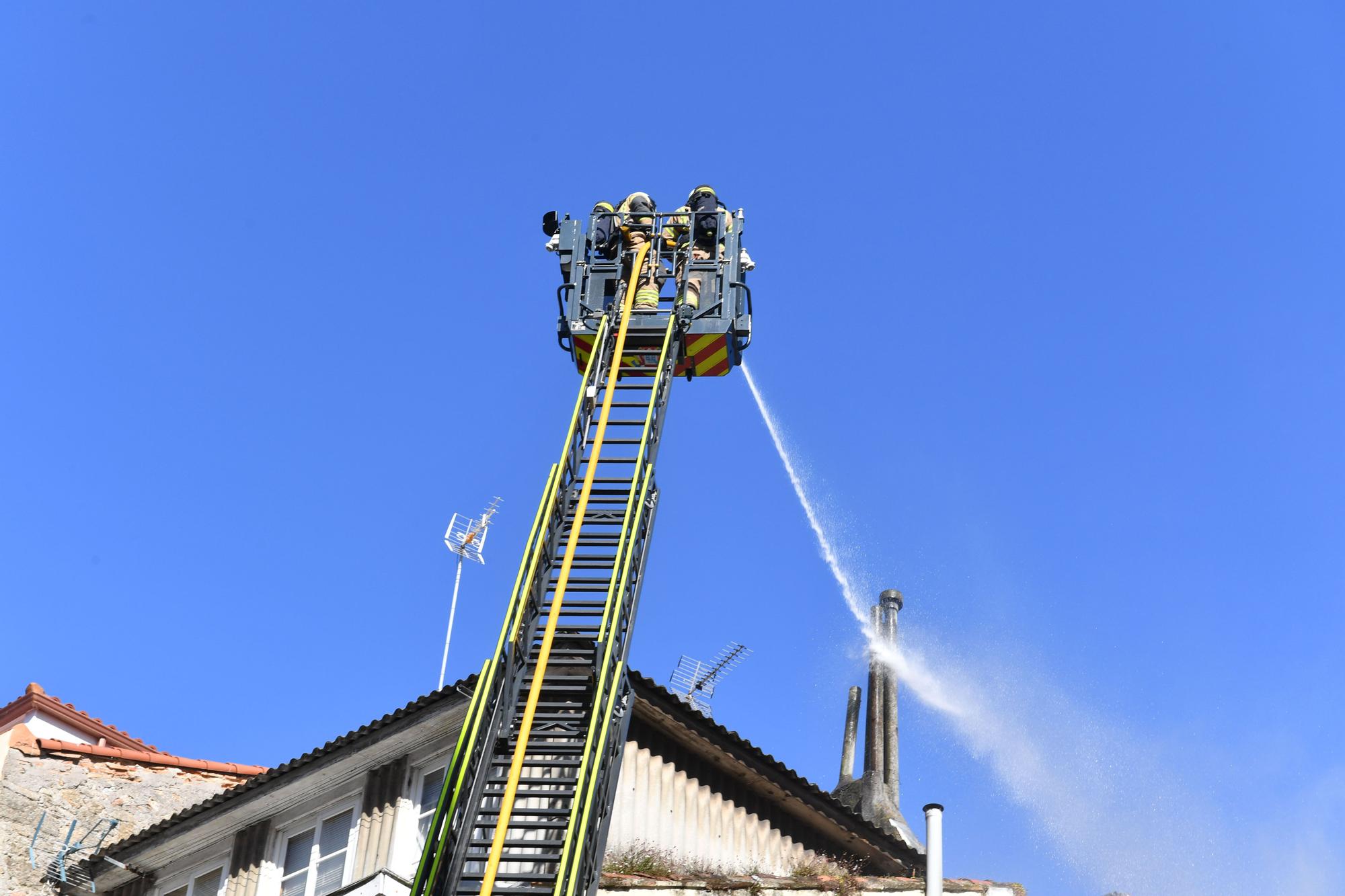 Los Bomberos sofocan un incendio en la calle Cordonería