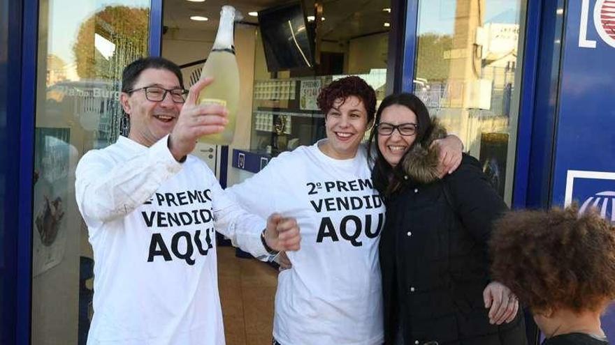 El dueño de la administración de O Burgo y su compañera celebran la venta del premio con amigas.