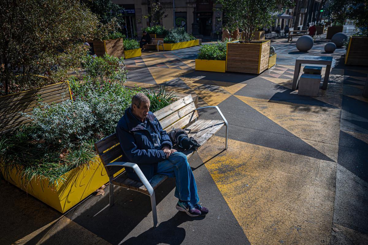 Repintando los colores y las formas del asfalto en la Superilla de Sant Antoni de Barcelona