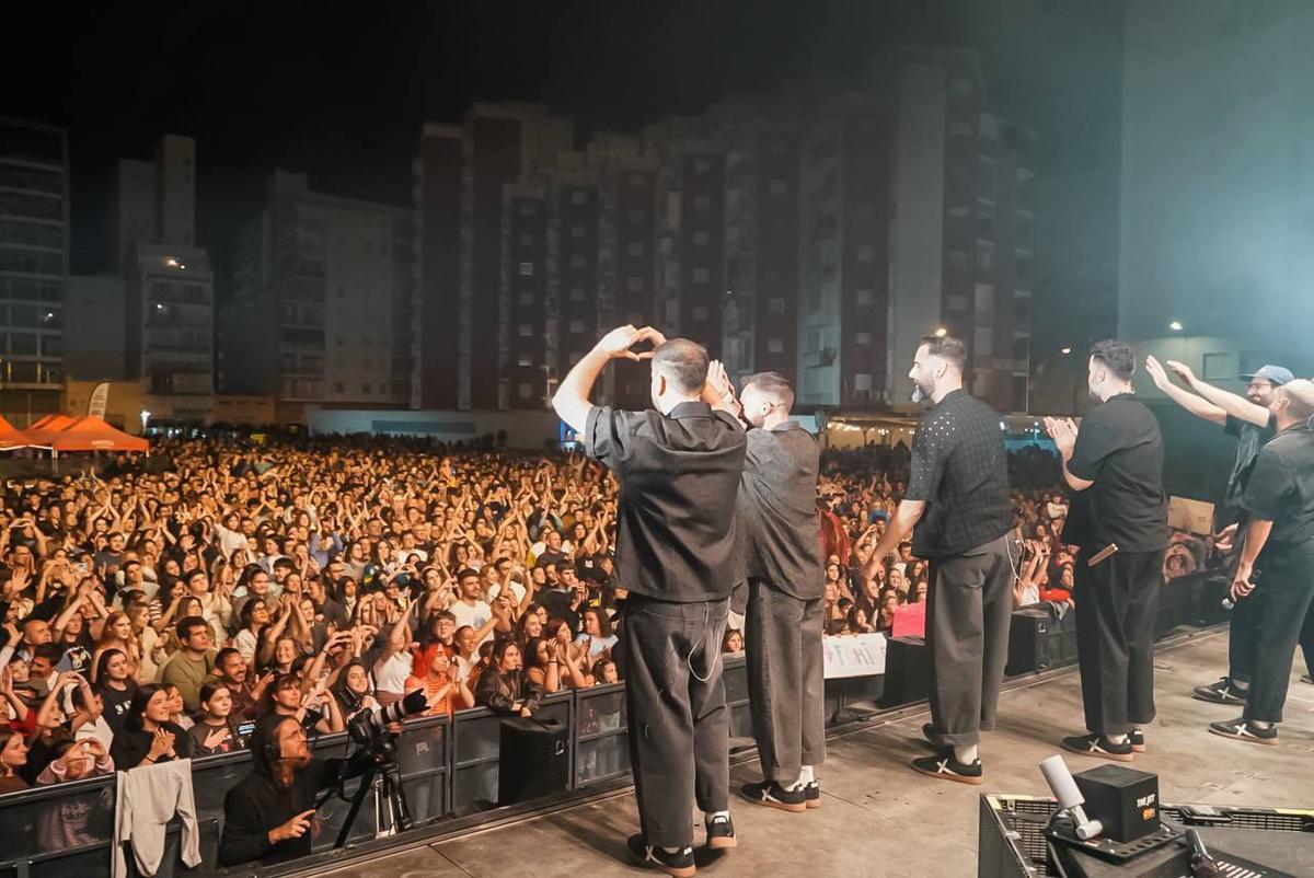 Casi nueve mil espectadores llenaron el pabellón de Cullera en el concierto de La Fúmiga.