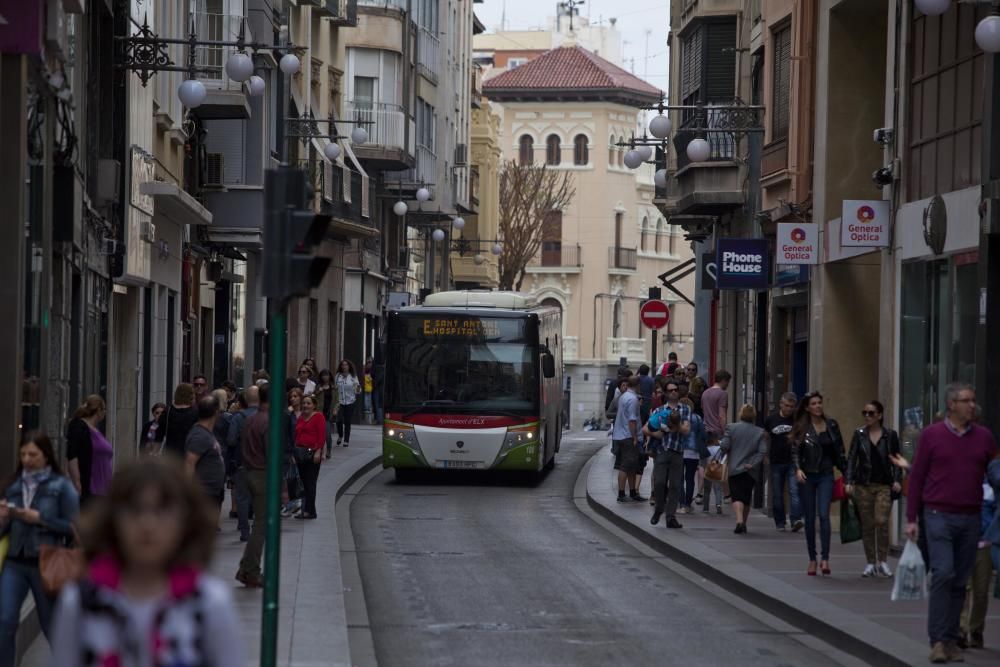 Varios peatones pasean por la calle Corredora