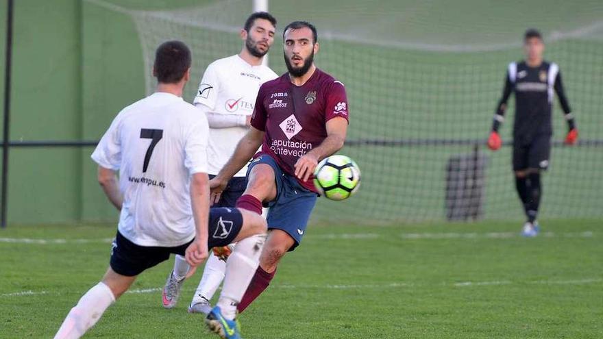 El jugador del Pontevedra B Jesús Ramos durante el choque en A Seca ante el Candeán. // G.Santos