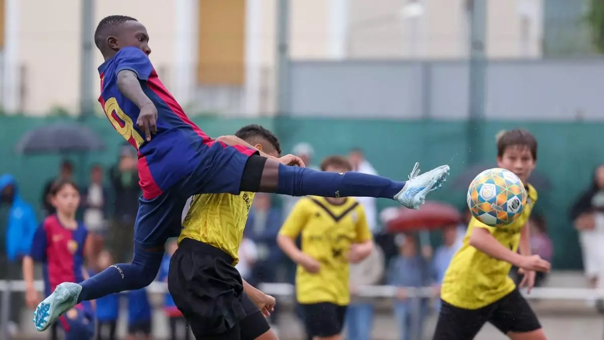 El 'mini Eto'o' que despunta en La Masia lidera el 11 ideal de la cantera