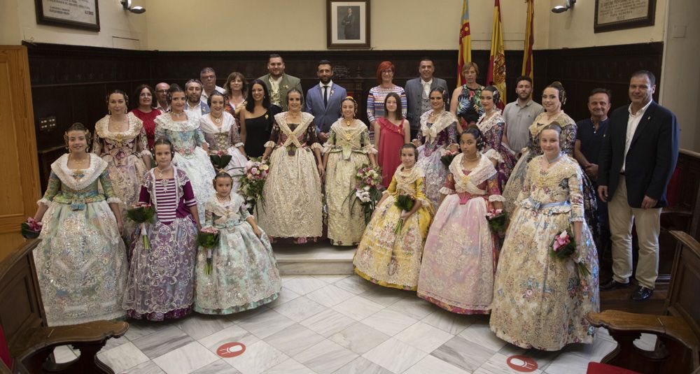 Claudia y Maite son proclamadas las nuevas Falleras Mayores de Sagunt.