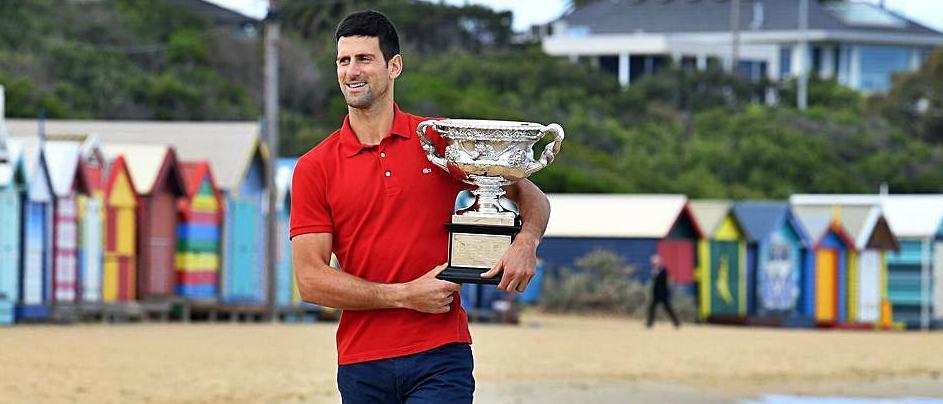 Djokovic posa en la playa Brghton, en Melbourne, con el trofeo de campeón de Australia.