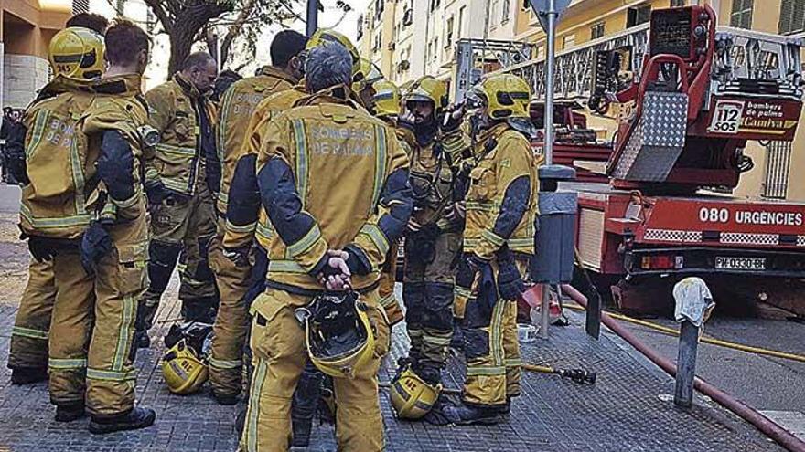 Bombers de Palma durante el incendio del 31 de diciembre en la calle Santa Catalina Laboure.