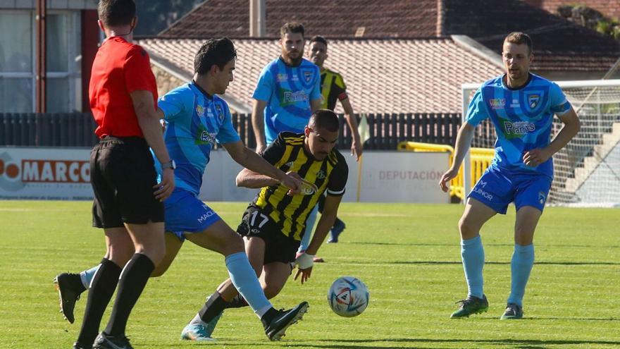 Un jugador del Barbadás presiona a un rival durante un encuentro de Liga. |  // IÑAKI ABELLA