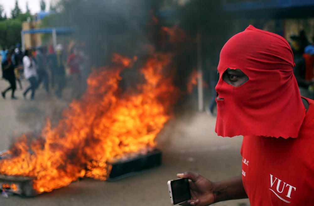 Barricadas delante de la Universidad Tecnológica de Vaal, en Sudáfrica, para demandar educación gratuita.