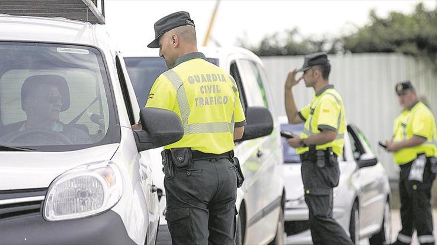 Tráfico ‘caza’ a tres conductores al día en Castellón por usar el móvil al volante