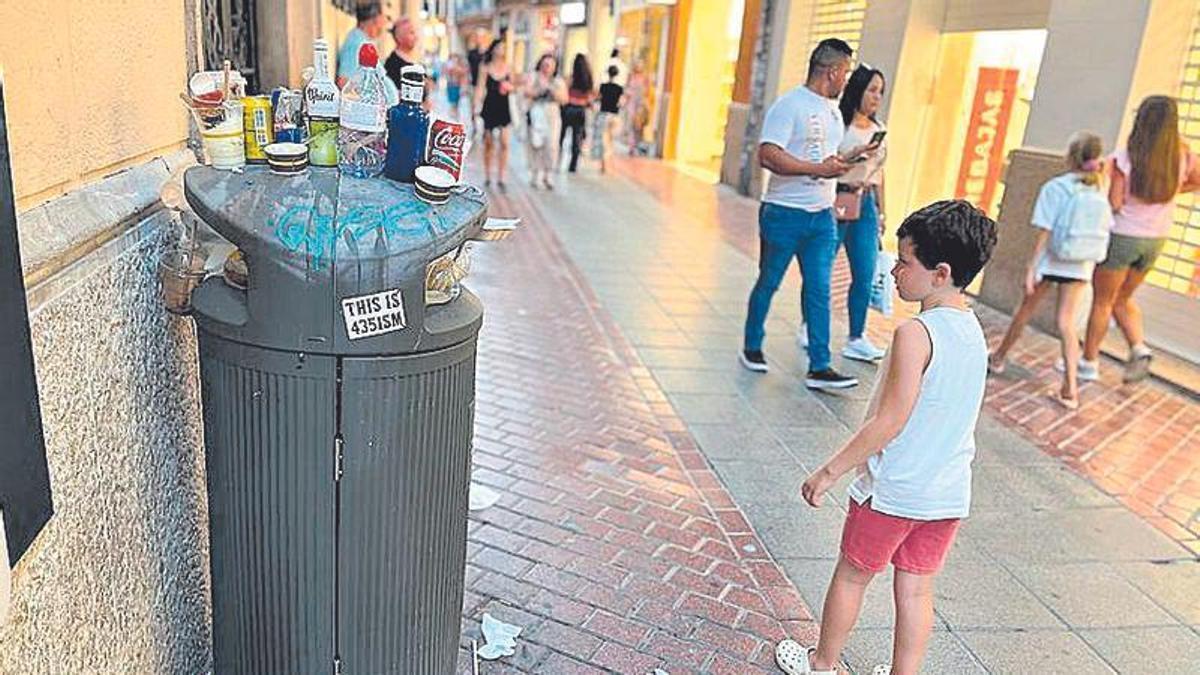 Una paperera plena al carrer Sant Miquel de Palma.