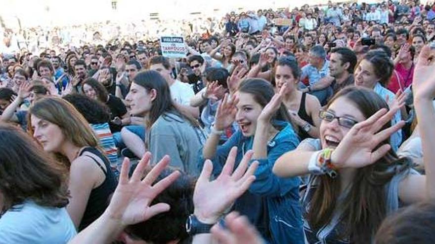 Los "indignados" del Movimiento 15-M durante la manifestación que han celebrado hoy en Santiago de Compostela para mostrar su disconformidad con el pacto del euro, pedir un cambio político y social y reiterar su rechazo a los bancos y al Gobierno, a los que consideran los culpables de la crisis económica actual.